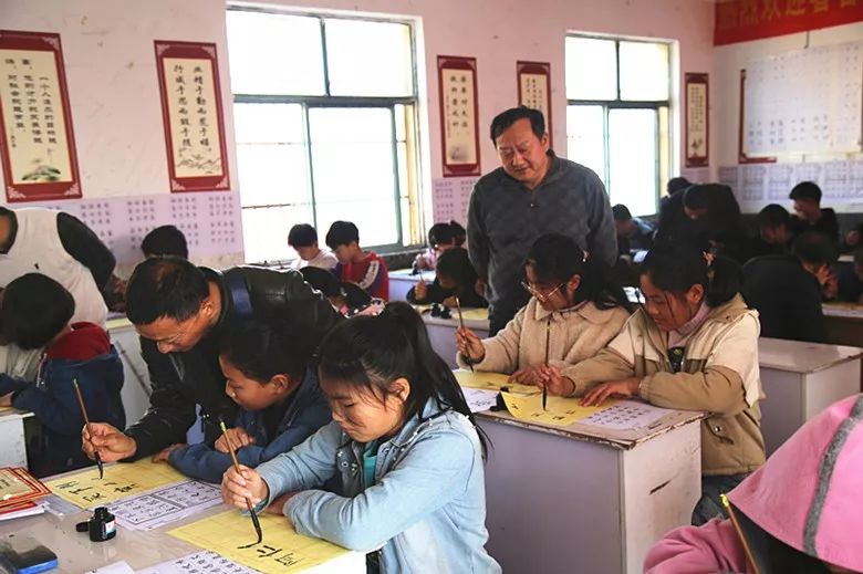 墨舞傳文脈，書(shū)香盈校園——省書(shū)協(xié)新文藝業(yè)態(tài)工作委員會(huì)赴渦陽(yáng)縣書(shū)開(kāi)展書(shū)法進(jìn)校園活動(dòng)(圖9)