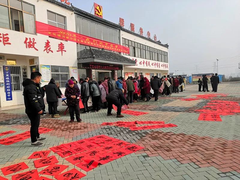 安徽省書協(xié)文藝志愿服務(wù)分隊走進阜南、利辛、蕭縣開展"送文化年貨"活動。(圖3)