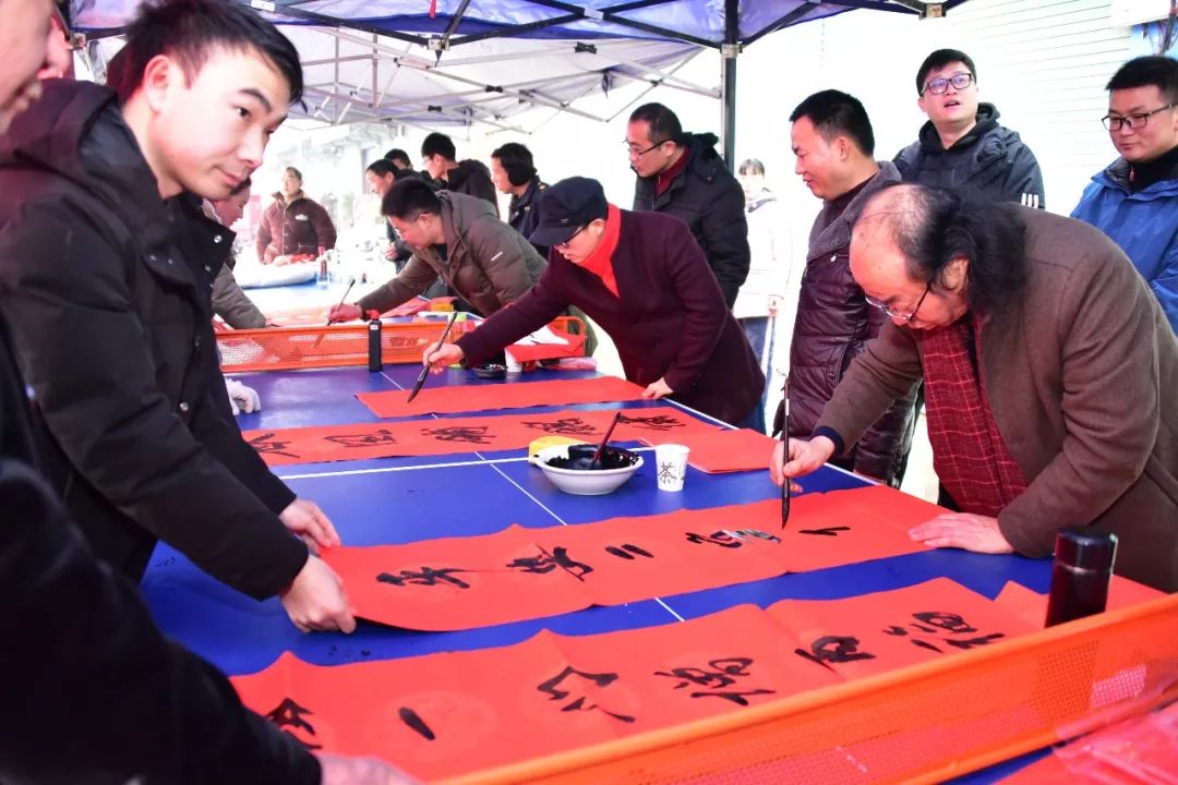 安徽省書協(xié)文藝志愿服務(wù)分隊走進阜南、利辛、蕭縣開展"送文化年貨"活動。(圖6)