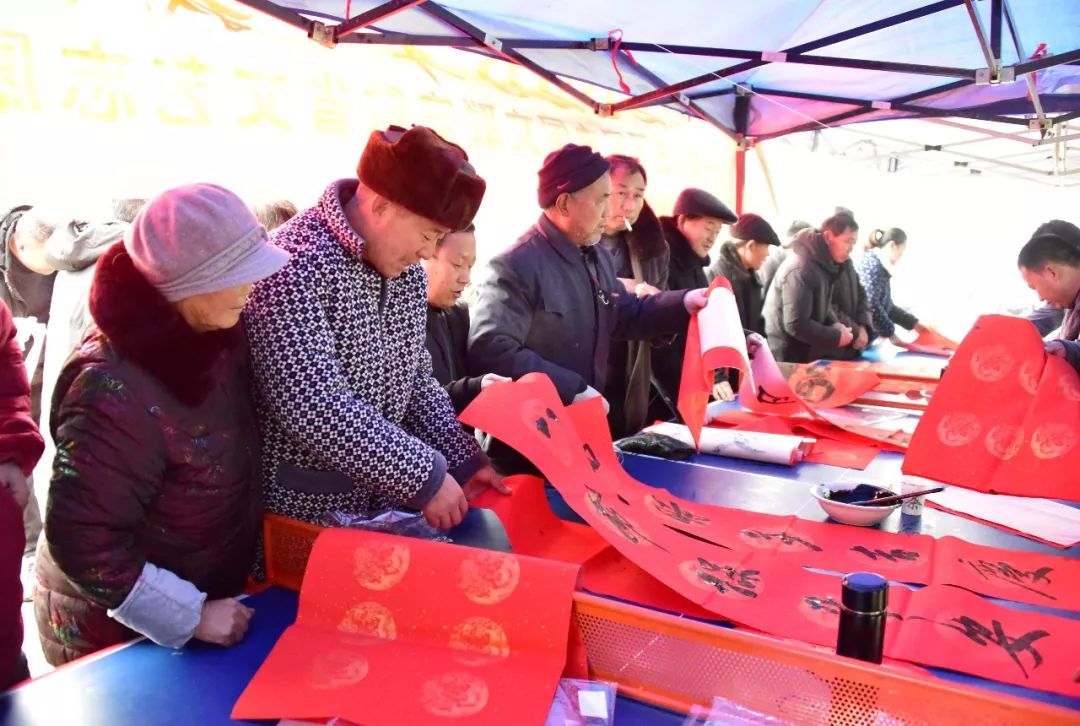 安徽省書協(xié)文藝志愿服務(wù)分隊走進阜南、利辛、蕭縣開展"送文化年貨"活動。(圖8)