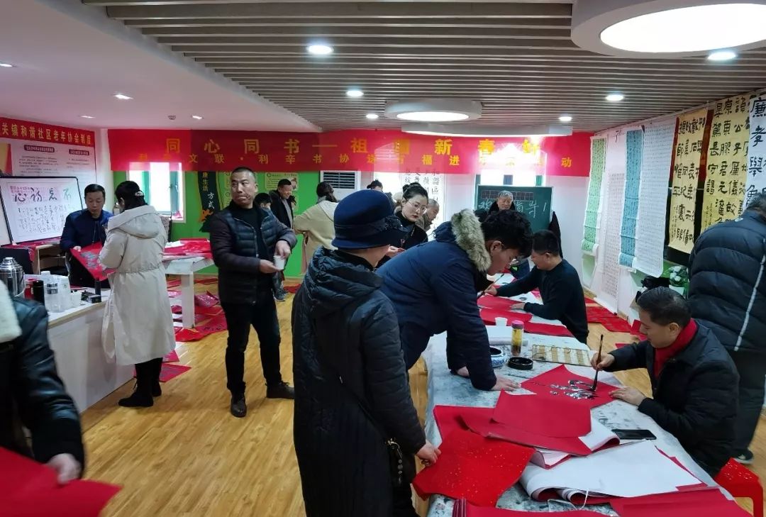 安徽省書協(xié)文藝志愿服務(wù)分隊走進阜南、利辛、蕭縣開展"送文化年貨"活動。(圖12)