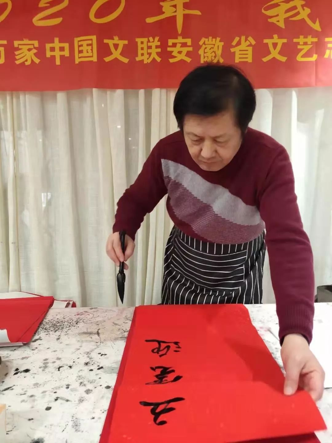 安徽省書協(xié)文藝志愿服務(wù)分隊走進阜南、利辛、蕭縣開展"送文化年貨"活動。(圖15)