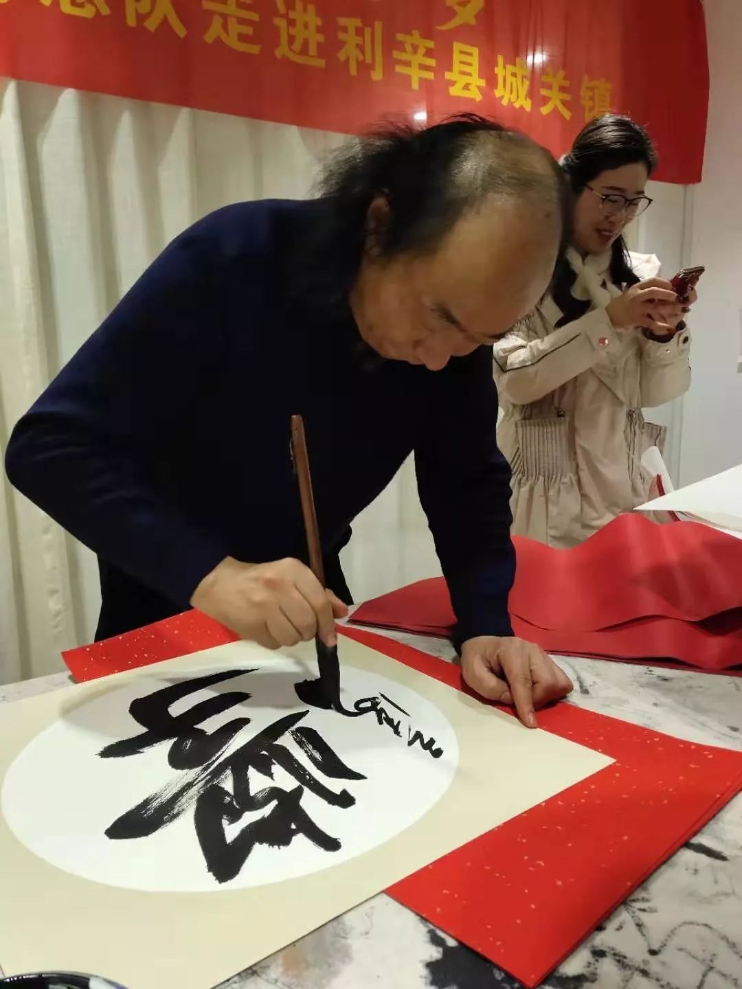 安徽省書協(xié)文藝志愿服務(wù)分隊走進阜南、利辛、蕭縣開展"送文化年貨"活動。(圖16)