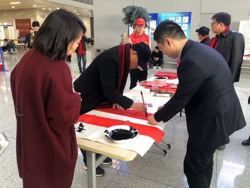 省暨合肥市書(shū)協(xié)送文化年貨活動(dòng)走進(jìn)警營(yíng)、社區(qū)、企業(yè)和春運(yùn)一線(圖32)