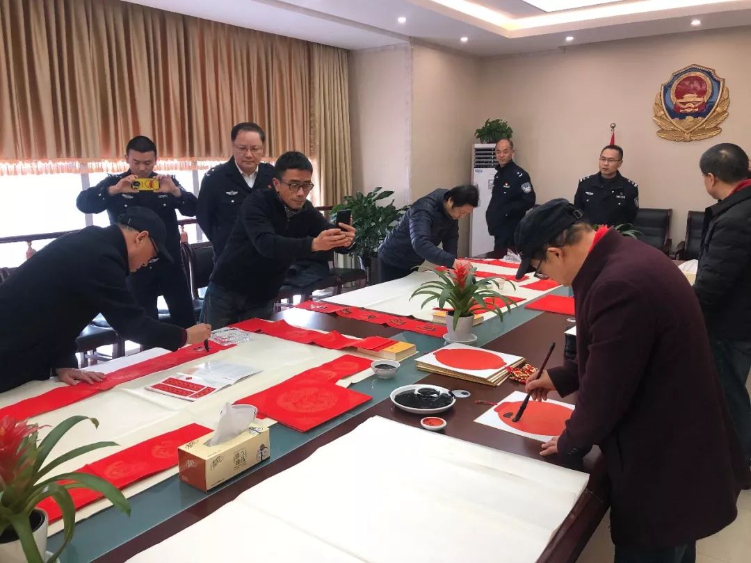 省暨合肥市書(shū)協(xié)送文化年貨活動(dòng)走進(jìn)警營(yíng)、社區(qū)、企業(yè)和春運(yùn)一線(圖37)