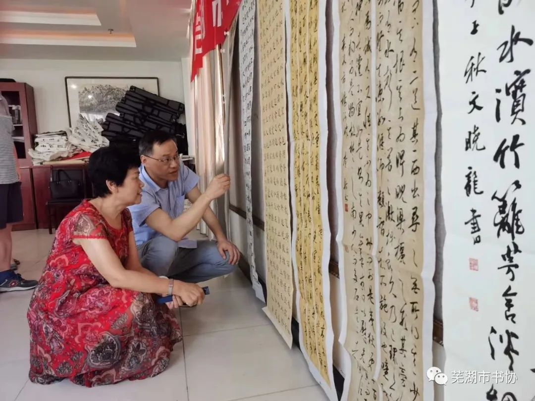 蕪湖市書法家協(xié)會(huì)走進(jìn)南陵學(xué)習(xí)傳達(dá)習(xí)近平總書記考察安徽重要講話精神 開展文化志愿服務(wù)活動(dòng)(圖5)