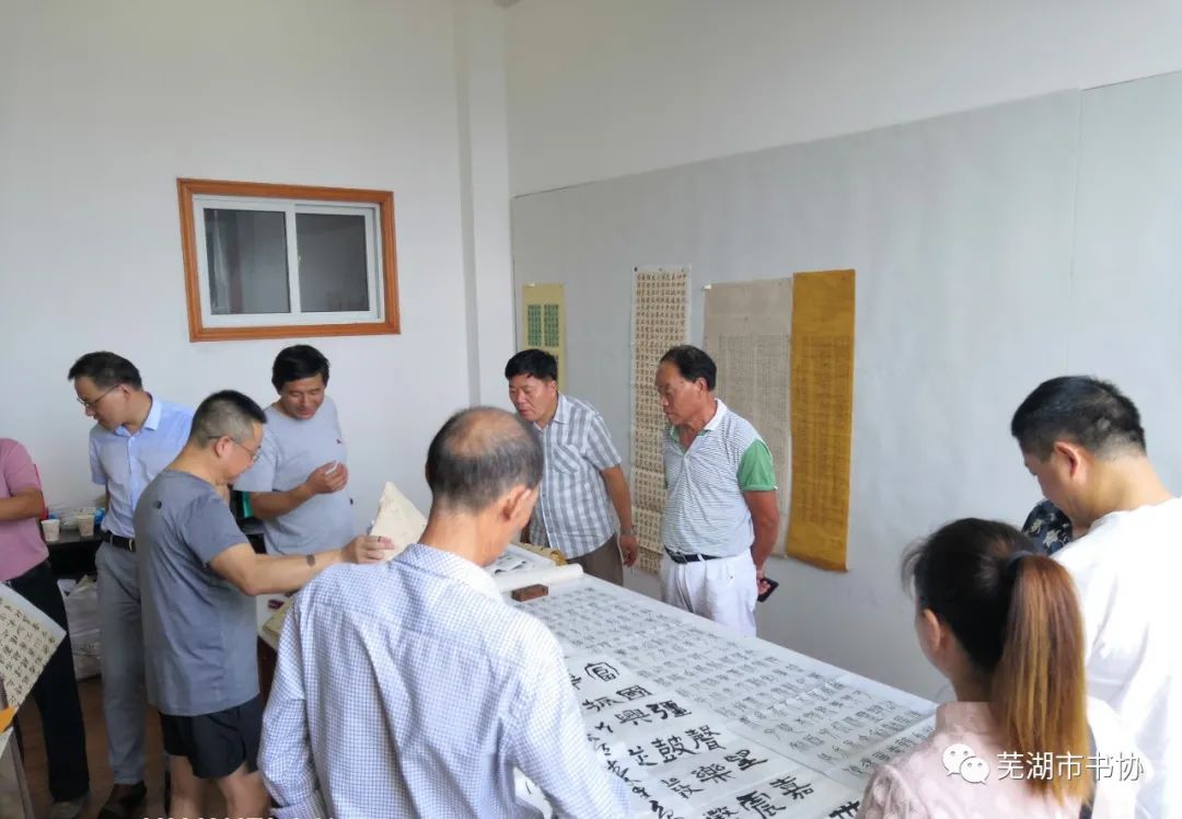 蕪湖市書法家協(xié)會(huì)走進(jìn)繁昌學(xué)習(xí)傳達(dá)習(xí)近平總書記考察安徽重要講話精神 開展文化志愿服務(wù)活動(dòng)(圖16) 蕪湖市書法家協(xié)會(huì)走進(jìn)繁昌學(xué)習(xí)傳達(dá)習(xí)近平總書記考察安徽重要講話精神 開展文化志愿服務(wù)活動(dòng)(圖16)