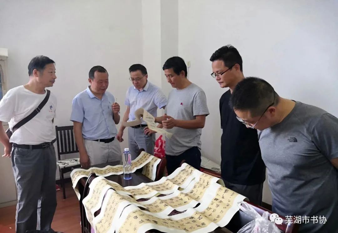 蕪湖市書法家協(xié)會(huì)走進(jìn)繁昌學(xué)習(xí)傳達(dá)習(xí)近平總書記考察安徽重要講話精神 開展文化志愿服務(wù)活動(dòng)(圖14) 蕪湖市書法家協(xié)會(huì)走進(jìn)繁昌學(xué)習(xí)傳達(dá)習(xí)近平總書記考察安徽重要講話精神 開展文化志愿服務(wù)活動(dòng)(圖14)