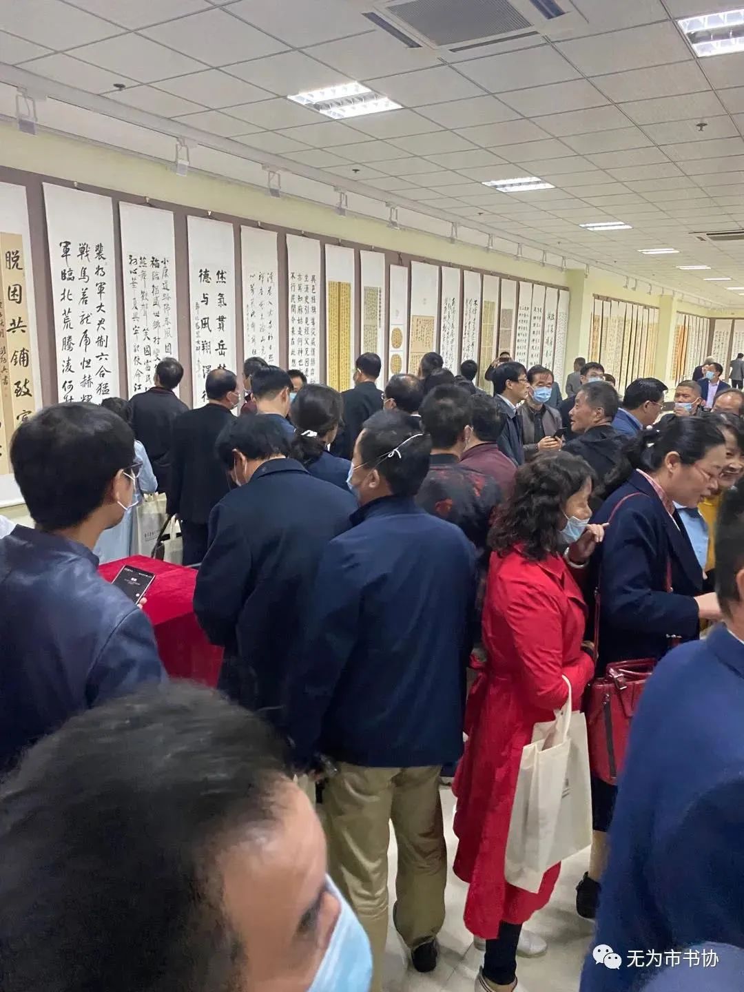 筆墨傳承經典 攜手共奔小康——無為市第二屆臨摹與創(chuàng)作書法作品展在無為市圖書館舉辦(圖2)