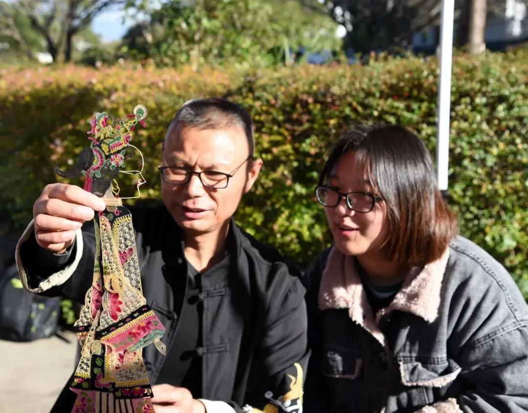 “文化名家進(jìn)高校”暨 “非遺進(jìn)校園”走進(jìn)黃山學(xué)院(圖10) “文化名家進(jìn)高校”暨 “非遺進(jìn)校園”走進(jìn)黃山學(xué)院(圖10)