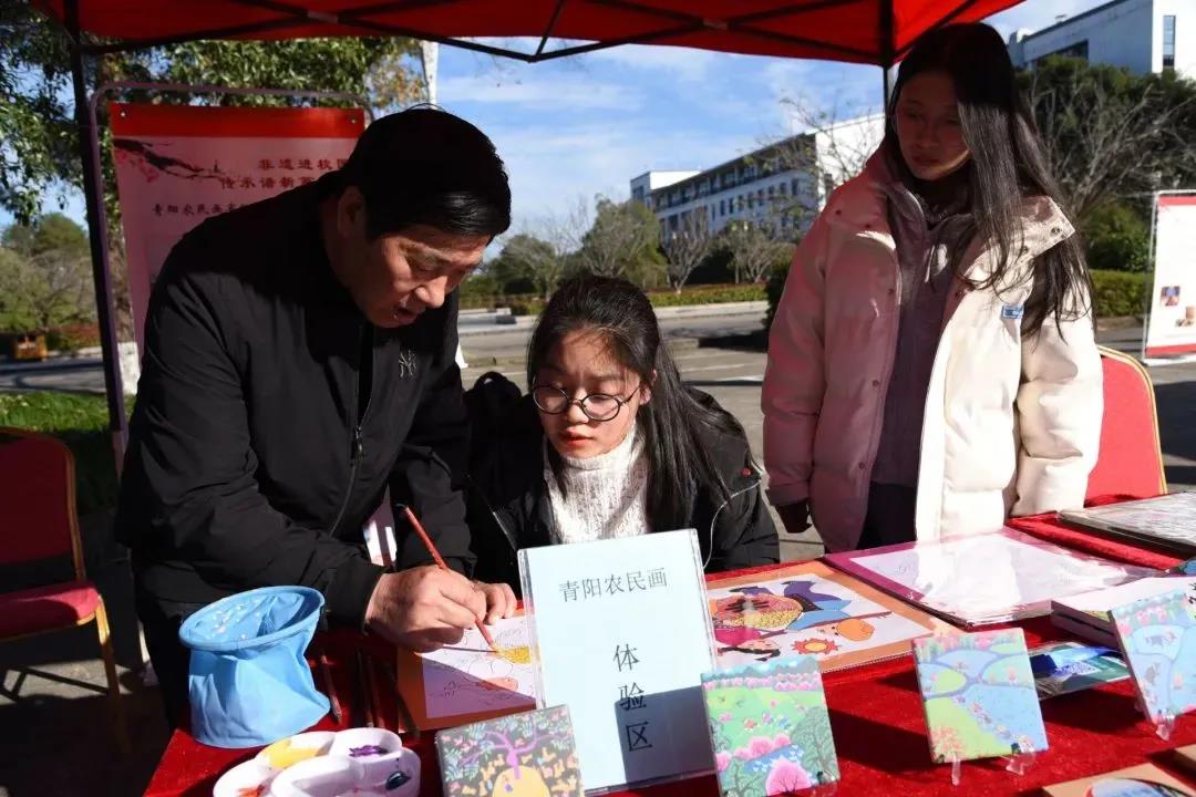“文化名家進(jìn)高校”暨 “非遺進(jìn)校園”走進(jìn)黃山學(xué)院(圖11) “文化名家進(jìn)高校”暨 “非遺進(jìn)校園”走進(jìn)黃山學(xué)院(圖11)