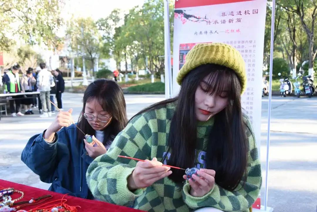 “文化名家進(jìn)高校”暨 “非遺進(jìn)校園”走進(jìn)黃山學(xué)院(圖12) “文化名家進(jìn)高校”暨 “非遺進(jìn)校園”走進(jìn)黃山學(xué)院(圖12)