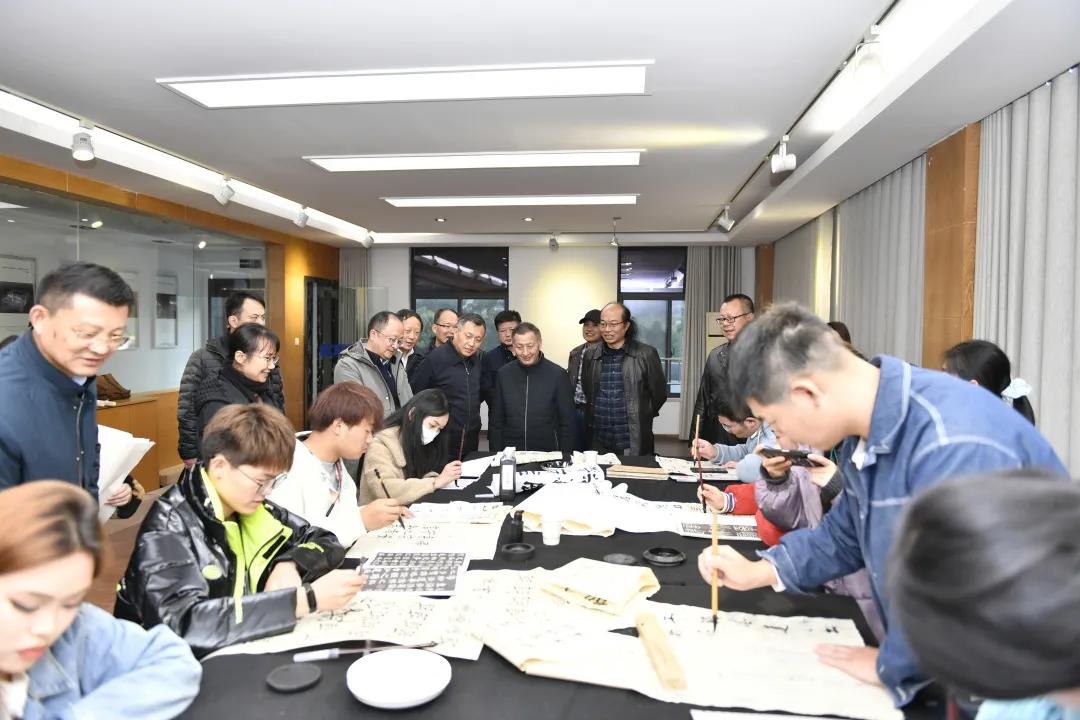 “文化名家進(jìn)高校”暨 “非遺進(jìn)校園”走進(jìn)黃山學(xué)院(圖2) “文化名家進(jìn)高校”暨 “非遺進(jìn)校園”走進(jìn)黃山學(xué)院(圖2)