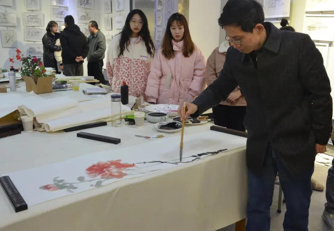 “文化名家進(jìn)高校”暨 “非遺進(jìn)校園”走進(jìn)黃山學(xué)院(圖3) “文化名家進(jìn)高校”暨 “非遺進(jìn)校園”走進(jìn)黃山學(xué)院(圖3)