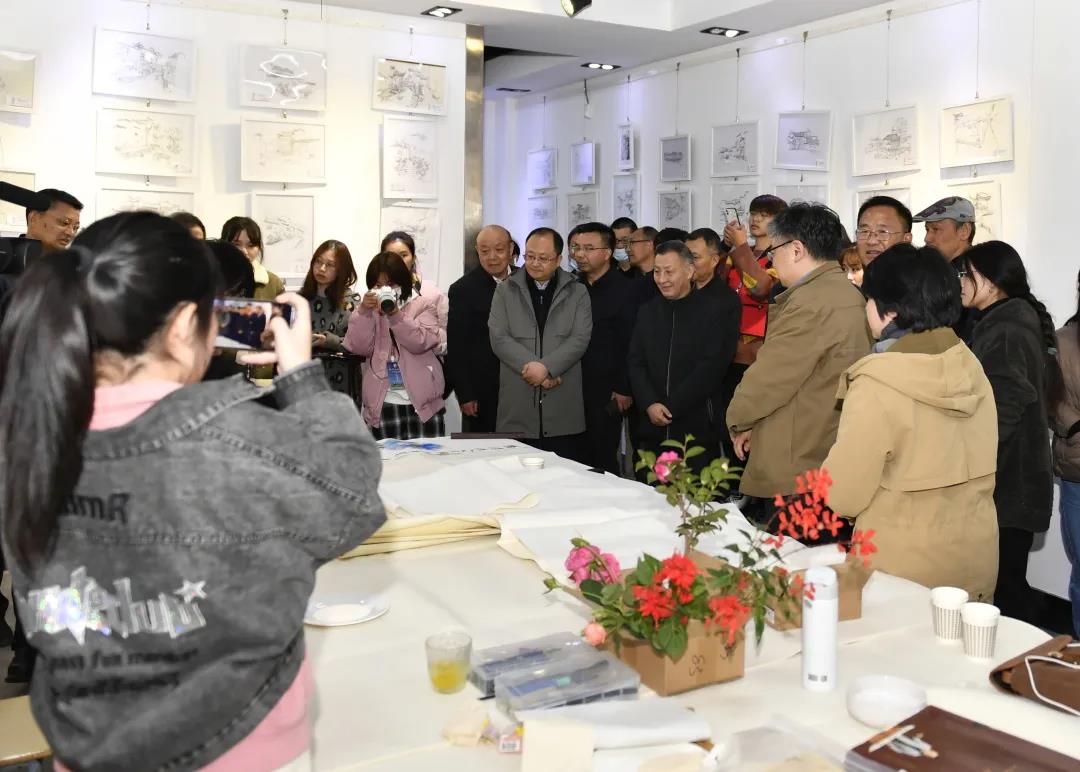 “文化名家進(jìn)高校”暨 “非遺進(jìn)校園”走進(jìn)黃山學(xué)院(圖4) “文化名家進(jìn)高校”暨 “非遺進(jìn)校園”走進(jìn)黃山學(xué)院(圖4)