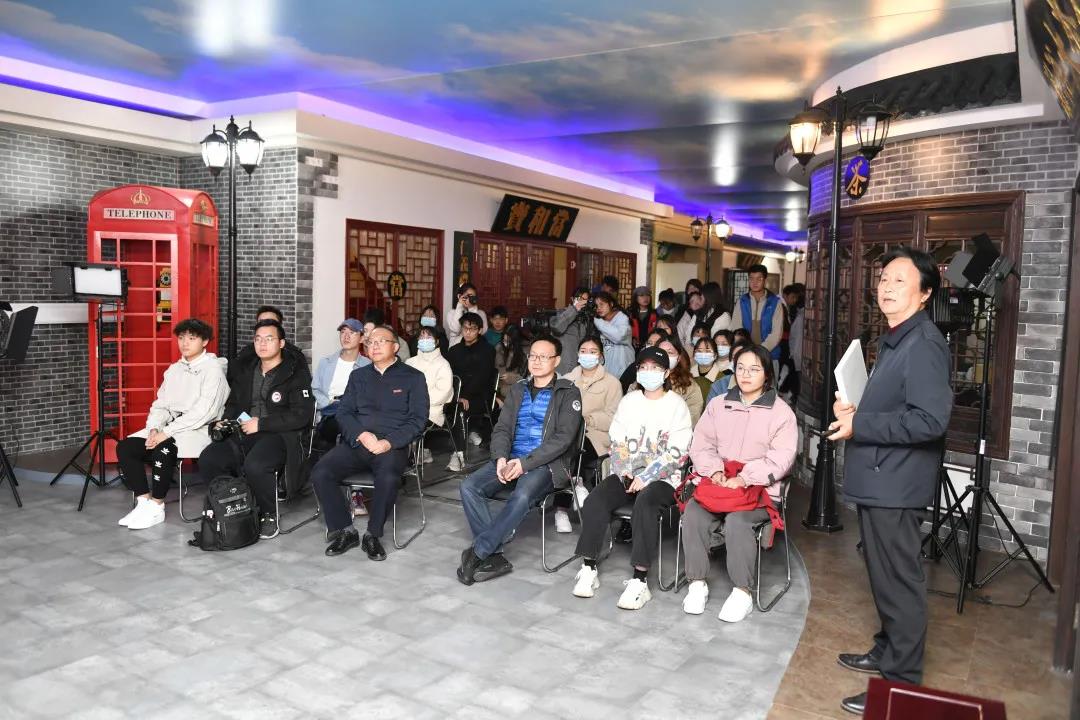 “文化名家進(jìn)高校”暨 “非遺進(jìn)校園”走進(jìn)黃山學(xué)院(圖5) “文化名家進(jìn)高校”暨 “非遺進(jìn)校園”走進(jìn)黃山學(xué)院(圖5)