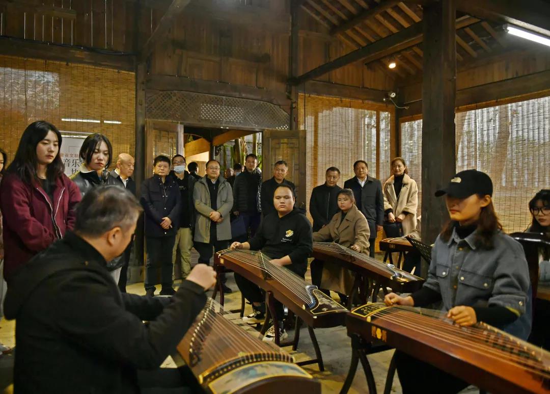 “文化名家進(jìn)高校”暨 “非遺進(jìn)校園”走進(jìn)黃山學(xué)院(圖6) “文化名家進(jìn)高校”暨 “非遺進(jìn)校園”走進(jìn)黃山學(xué)院(圖6)