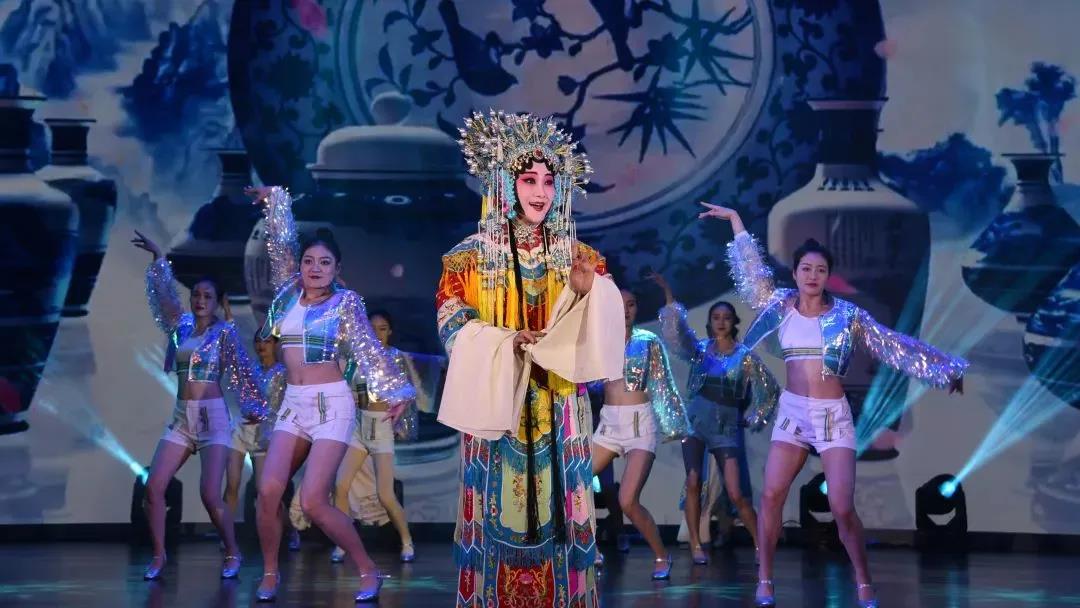 “文化名家進(jìn)高校”暨 “非遺進(jìn)校園”走進(jìn)黃山學(xué)院(圖18) “文化名家進(jìn)高校”暨 “非遺進(jìn)校園”走進(jìn)黃山學(xué)院(圖18)