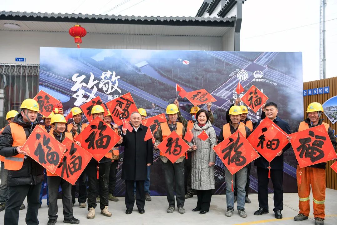 為時(shí)代和人民放歌 | 送“文化年貨”——省文聯(lián)文藝志愿服務(wù)活動(dòng)走進(jìn)中鐵四局重點(diǎn)項(xiàng)目工地(圖3) 為時(shí)代和人民放歌 | 送“文化年貨”——省文聯(lián)文藝志愿服務(wù)活動(dòng)走進(jìn)中鐵四局重點(diǎn)項(xiàng)目工地(圖3)